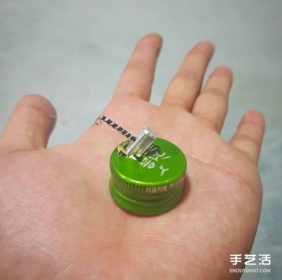 瓶盖钢铁侠手工制作 手超巧的金属瓶盖DIY