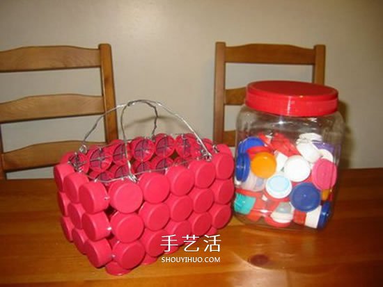 简单瓶盖废物利用 DIY制作可爱收纳篮的方法
