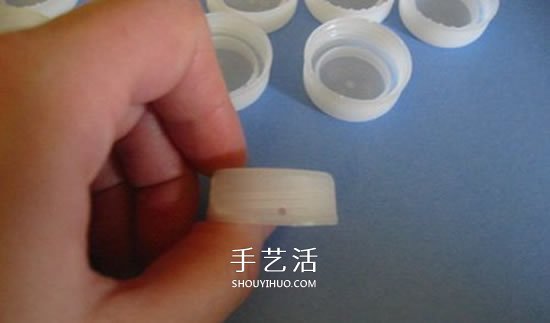 简单瓶盖废物利用 DIY制作可爱收纳篮的方法