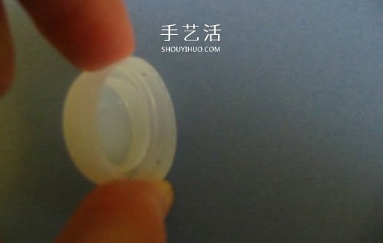 简单瓶盖废物利用 DIY制作可爱收纳篮的方法