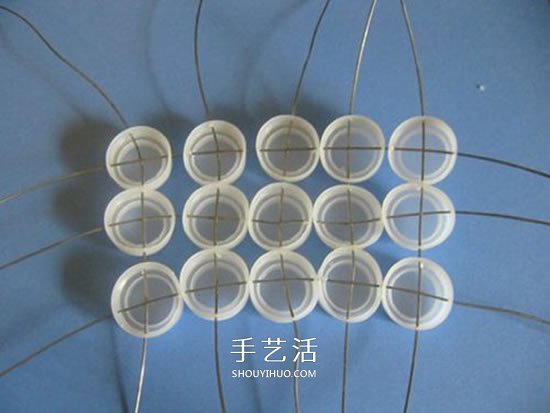 简单瓶盖废物利用 DIY制作可爱收纳篮的方法