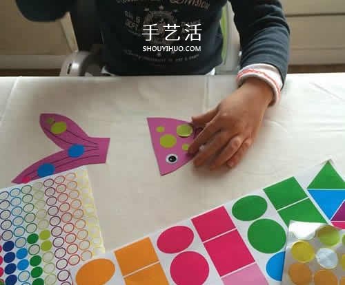 用吸管做小鱼的方法图解 幼儿手工制作小鱼挂饰