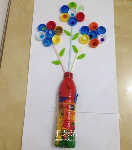 幼儿园瓶盖小制作 用瓶盖拼贴美丽的插花画