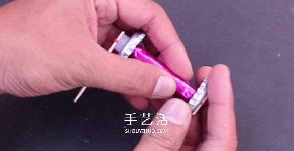 自制两轮橡皮筋动力车玩具的制作方法图解