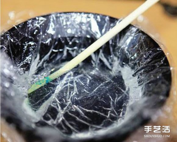 铁盒子变废为宝 用超轻粘土制作出迷你池塘