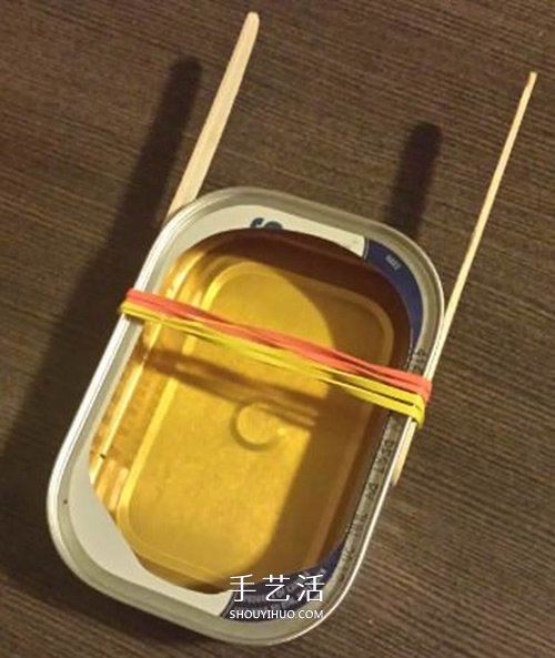 沙丁鱼罐头盒DIY制作橡皮筋动力船的方法