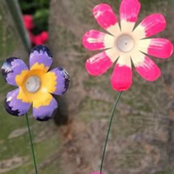 幼儿园花朵制作方法 矿泉水瓶做花朵的步骤图