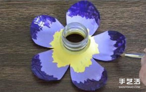 幼儿园花朵制作方法 矿泉水瓶做花朵的步骤图