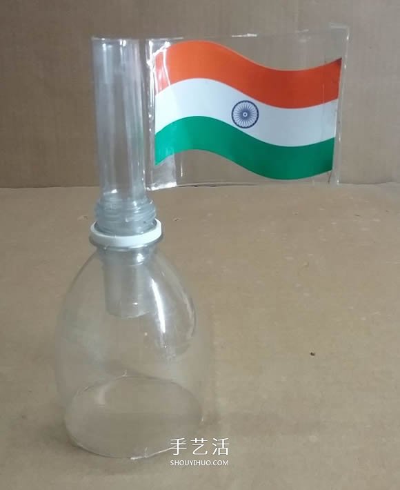 矿泉水瓶废物利用手工制作奖杯、国旗和酒杯