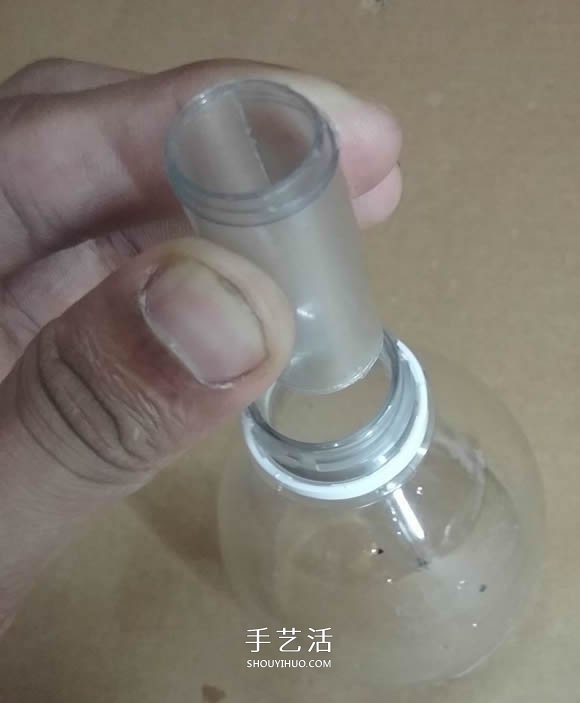 矿泉水瓶废物利用手工制作奖杯、国旗和酒杯