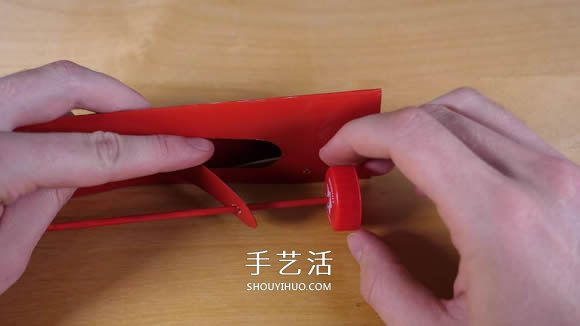 可乐瓶科技小制作 DIY橡皮筋动力飞机的方法