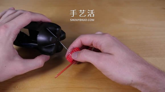 可乐瓶科技小制作 DIY橡皮筋动力飞机的方法