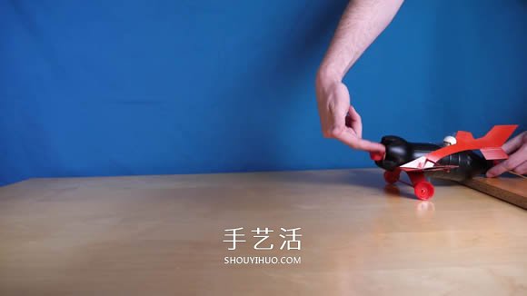 可乐瓶科技小制作 DIY橡皮筋动力飞机的方法