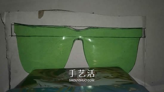 汽水瓶废物利用手工制作黑框太阳镜的方法