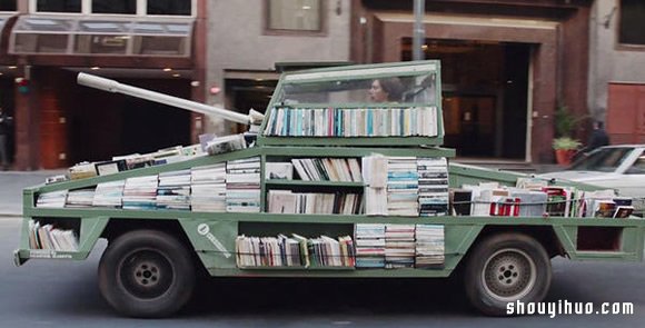 旧车改装成坦克车 化身移动图书馆