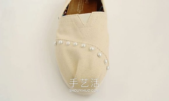 粘贴珍珠改造旧布鞋的简单方法图解
