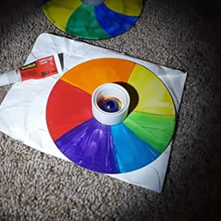 旧光盘手工制作彩虹陀螺玩具的教程