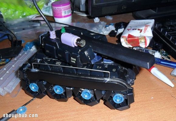 废弃键盘废物利用DIY制作坦克模型图解教程