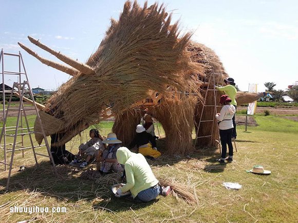 日本稻草艺术节 利用无用的秸秆制作大型雕塑