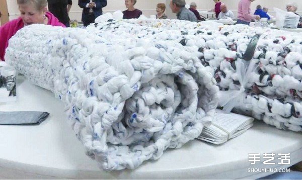 1000个塑料袋破坏地球？他们用双手编织温暖睡垫