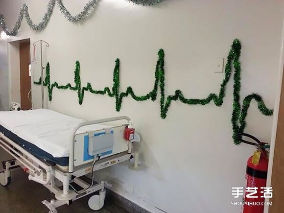 医院里的圣诞节日装饰 用保险套制作圣诞树！