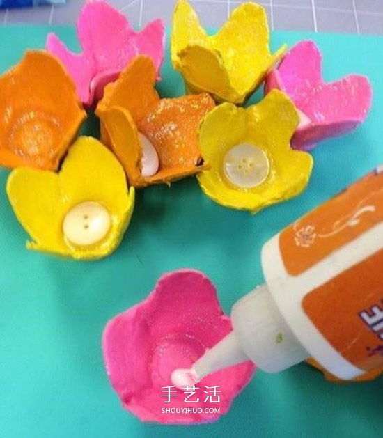 蛋托制作立体花朵装饰画 简单蛋托装饰画做法