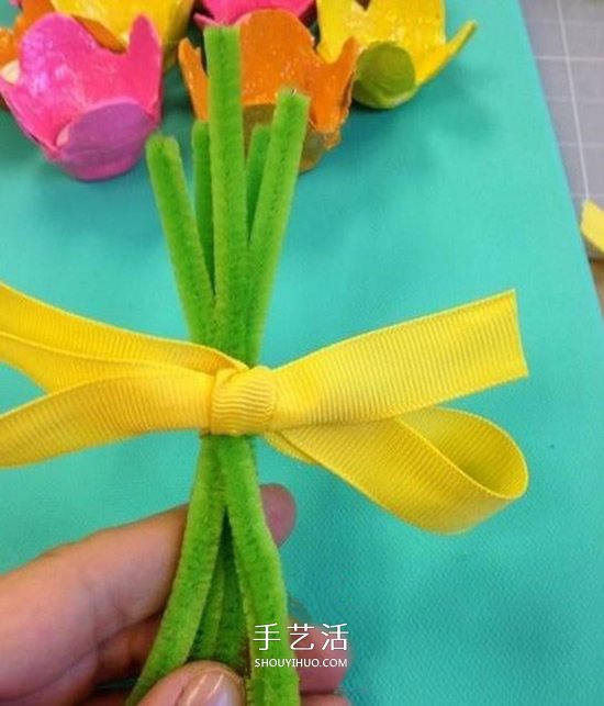 蛋托制作立体花朵装饰画 简单蛋托装饰画做法