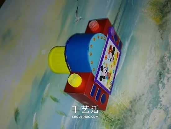 幼儿园手工作品图片 废物利用做的漂亮相机