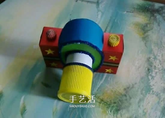 幼儿园手工作品图片 废物利用做的漂亮相机