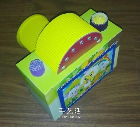 幼儿园手工作品图片 废物利用做的漂亮相机