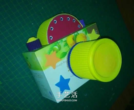 幼儿园手工作品图片 废物利用做的漂亮相机