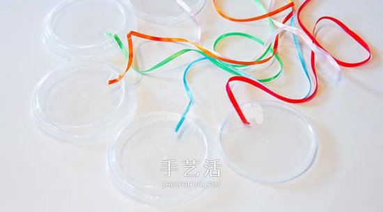 酸奶盖子废物利用 手工制作彩虹风铃的方法