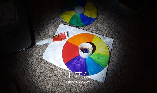 旧光盘手工制作彩虹陀螺玩具的教程