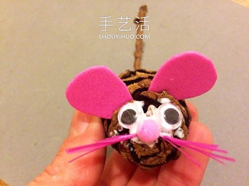 幼儿园松果手工制作 变身可爱小老鼠！