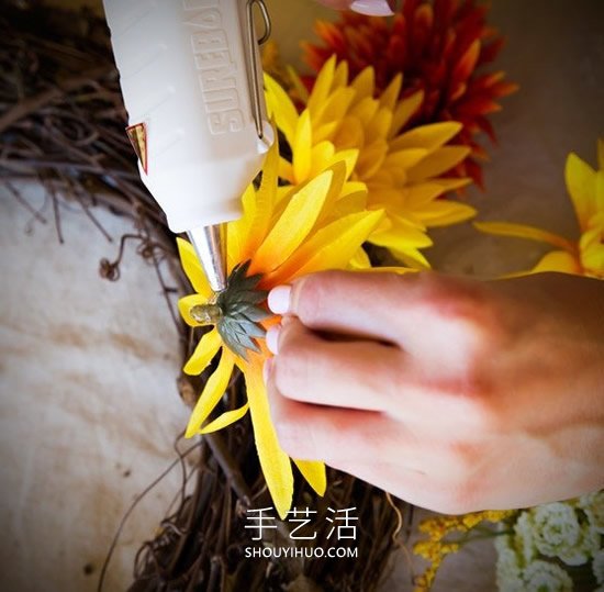 藤条手工制作秋季假花花环的做法教程