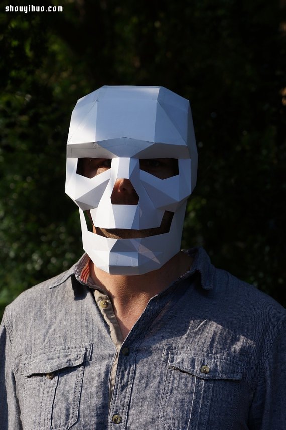 万圣节来啦 牛人用厚纸板制作超帅骷髅面具