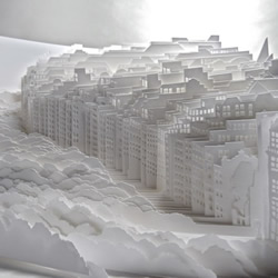 由数十张纸制作而成的立体城市和森林纸雕
