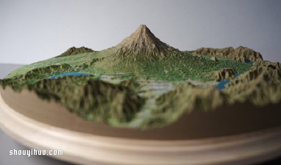依照等高线层层堆叠 手工富士山纸模型