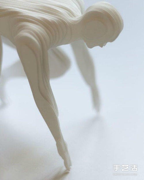 纸雕人偶：一百多张纸层层堆叠成立体纸雕作品