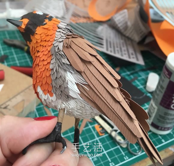 艺术家用4000张纸雕塑出逼真的鸟类和蝴蝶