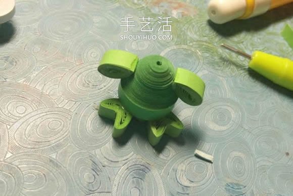 简单的衍纸绿色小青蛙手工制作教程