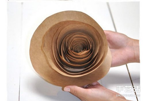 牛皮纸剪纸制作玫瑰花的教程 可作为漂亮墙饰