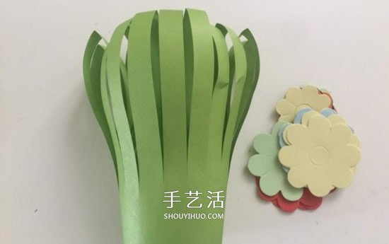 送给老师的花：幼儿手工剪纸漂亮花丛图解