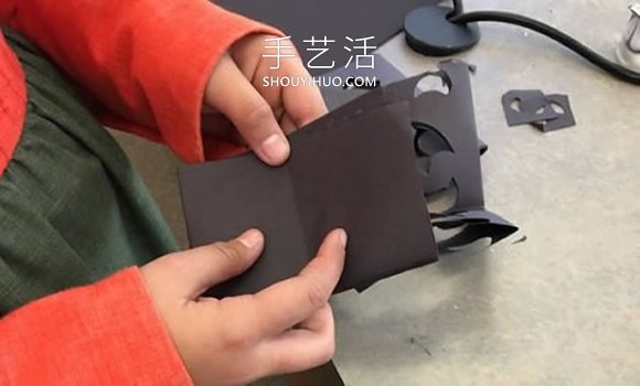 幼儿园手工制作万圣节蝙蝠墙饰的做法教程