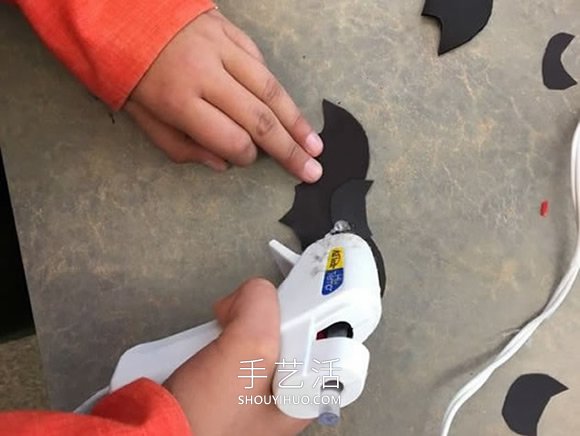 幼儿园手工制作万圣节蝙蝠墙饰的做法教程