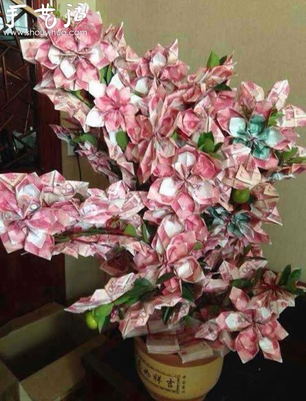 百元纸币折纸制作的盆花