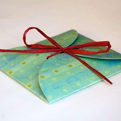 卡纸做礼品盒 扁形礼物盒子的折纸方法图解