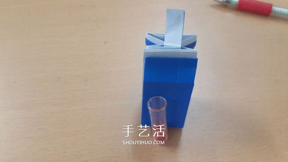 有趣的手工折纸教程 带吸管牛奶盒的折法图解