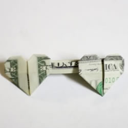 心连心折纸方法图解 一美元折纸连体爱心教程
