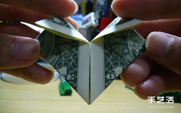 一元美金纸币折爱心图解 美金爱心的折纸方法